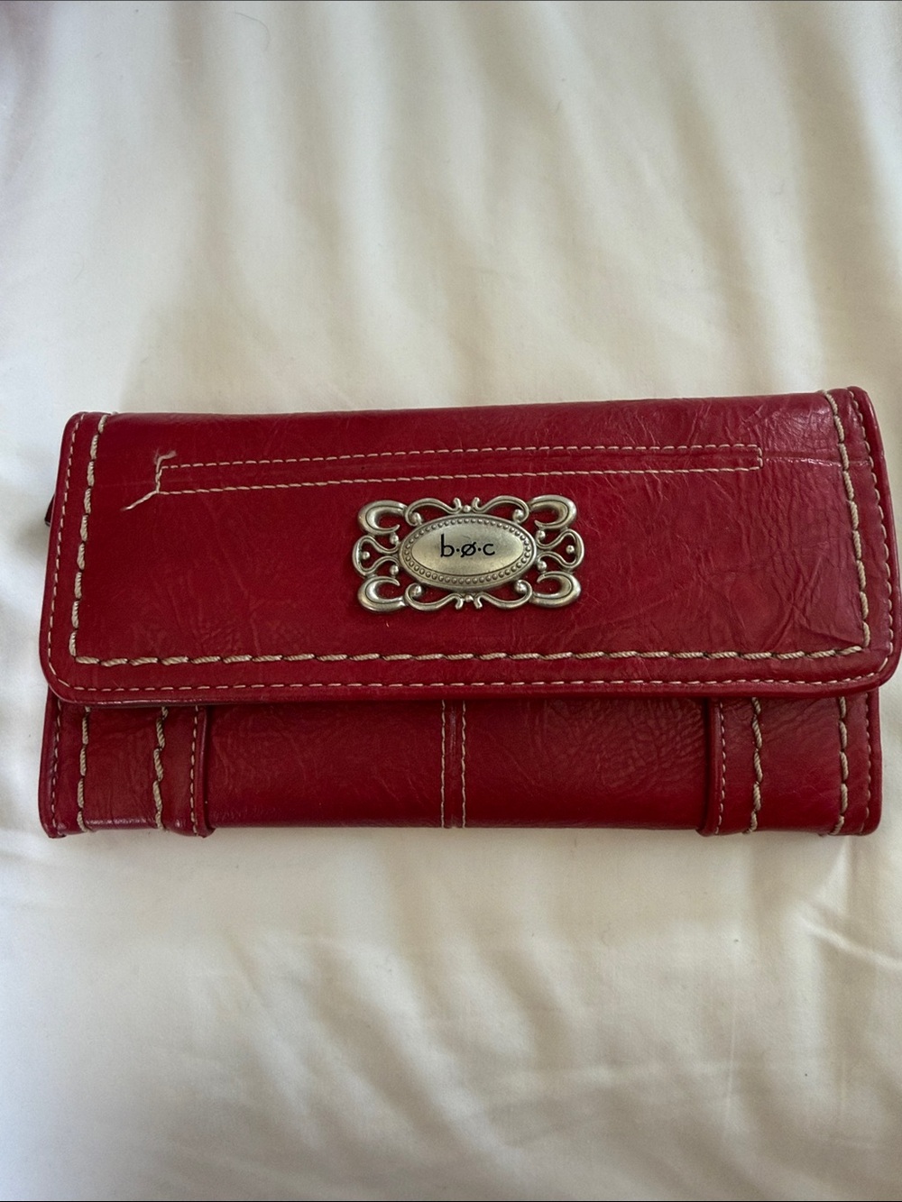 b.o.c. Red Trifold Leather Key & Card Holder with Decorative Plaque